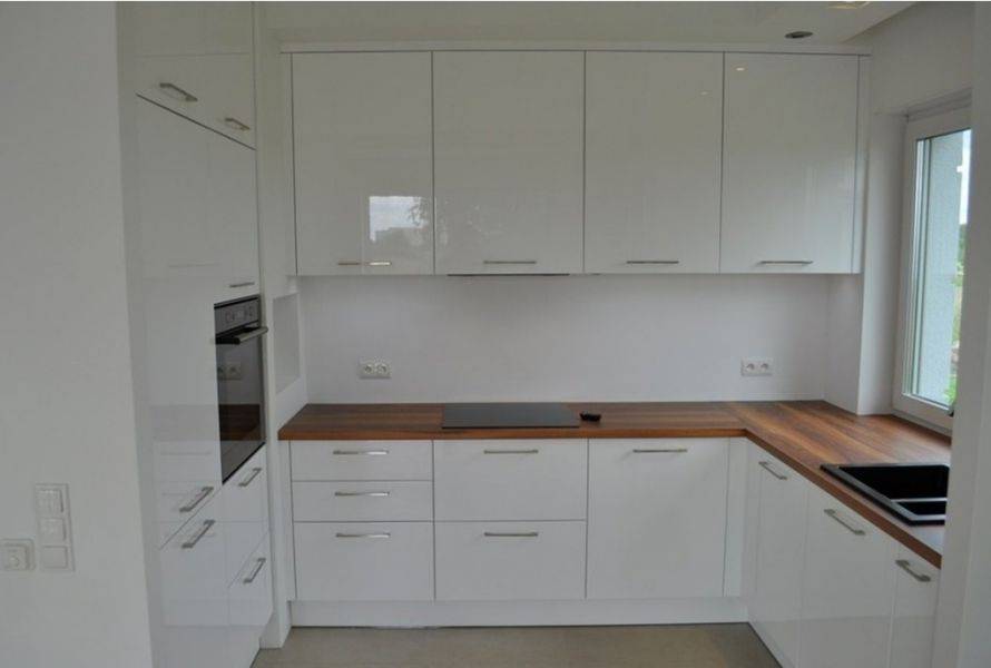 большая вместительная п-образная кухня в Нижневартовске