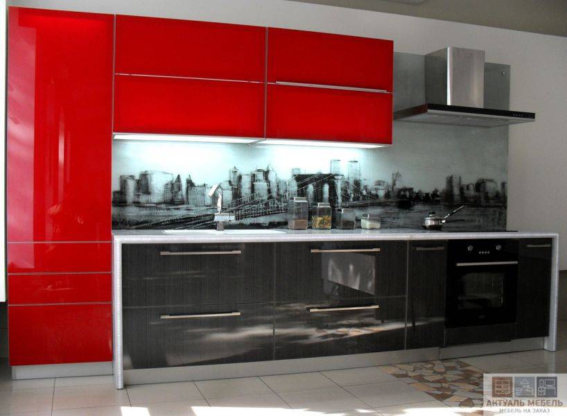 стильная кухня со стеклянным фасадом в Нижневартовске