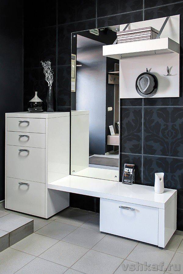 мебель для прихожей с высоким комодом и подсветкой в Нижневартовске
