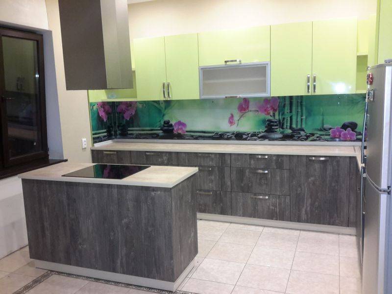 кухня с островом современная в Нижневартовске