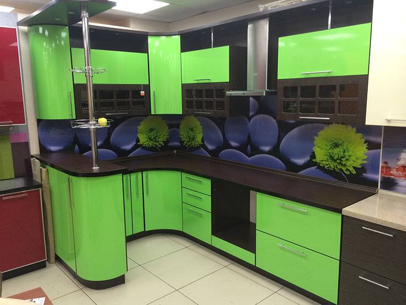 яркая угловая кухня в Нижневартовске