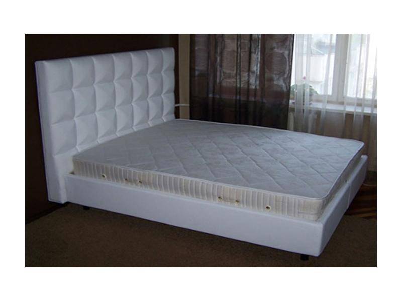 белая кровать с высоким изголовьем в Нижневартовске