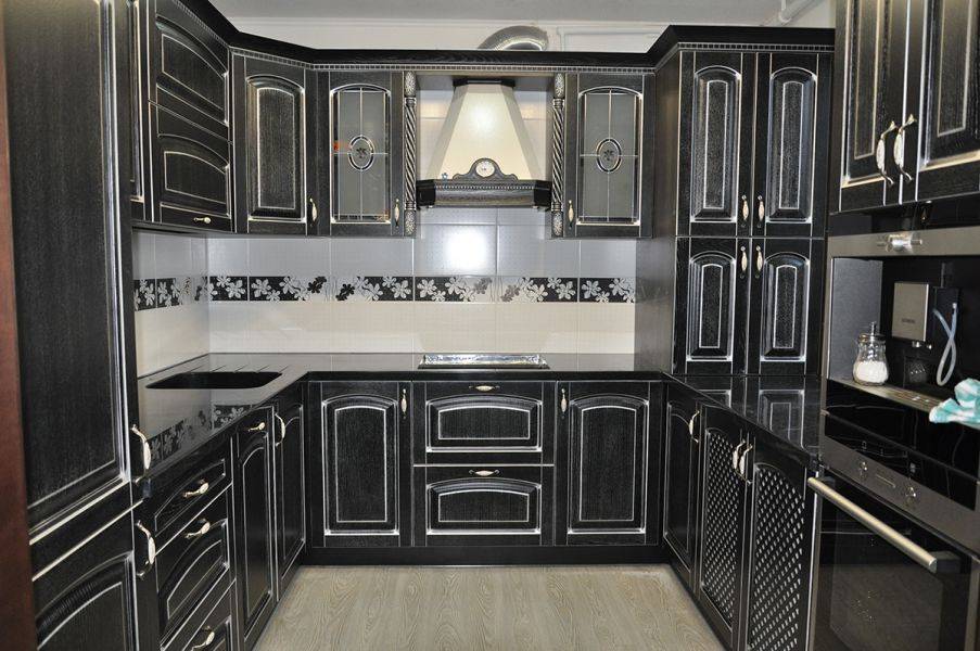 кухня с фасадом из массива ясеня черного цвета в Нижневартовске