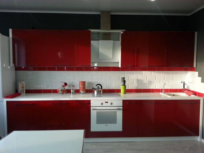 прямая красная кухня в Нижневартовске