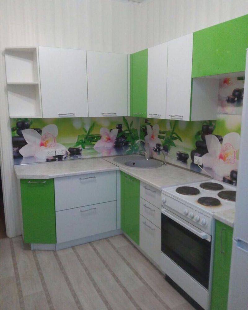 небольшая угловая кухня в Нижневартовске