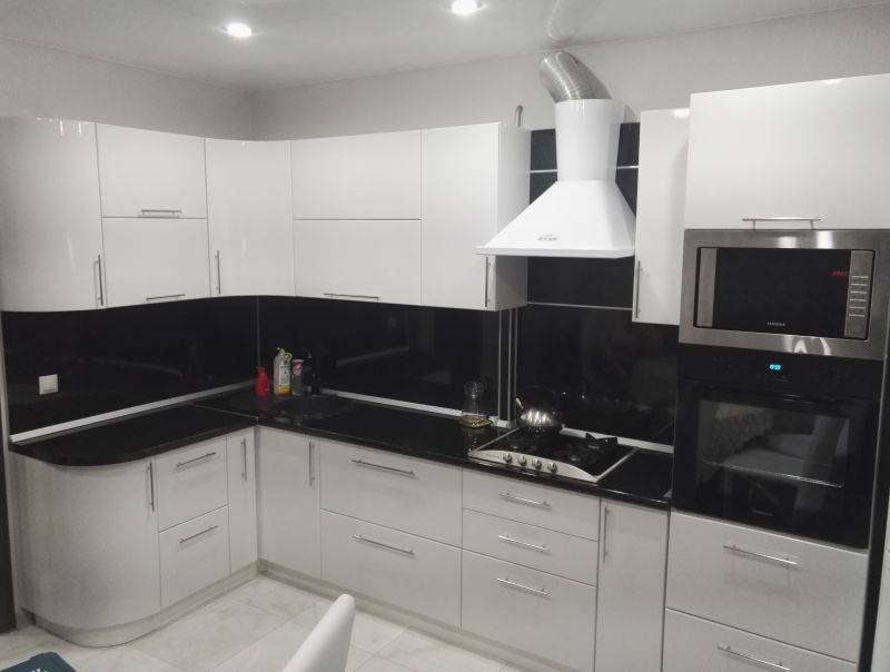 угловая кухня черно-белая в Нижневартовске