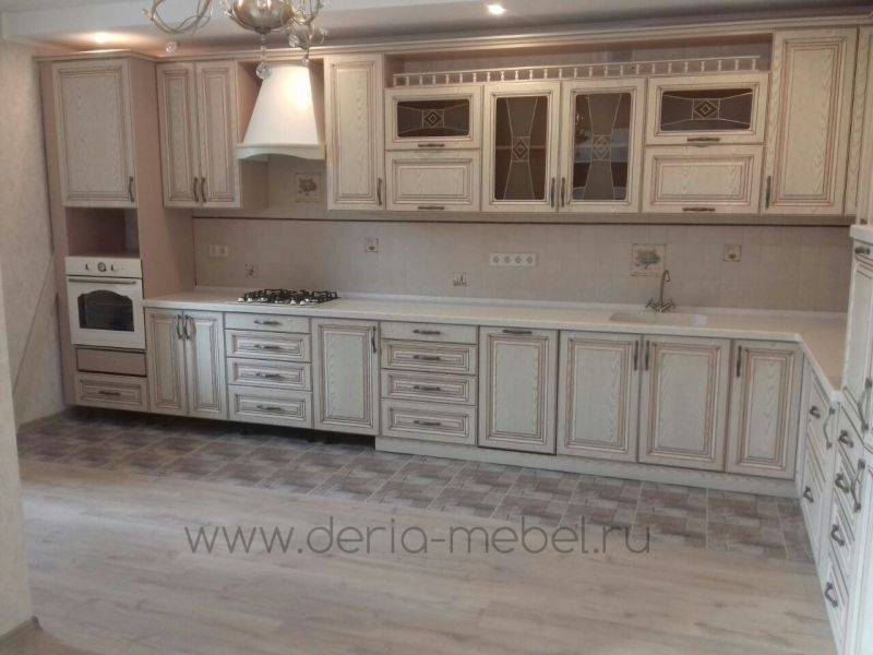 большая угловая кухня в классическом стиле в Нижневартовске