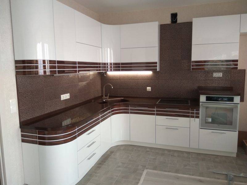 угловая кухня со вставкой из шпона в Нижневартовске