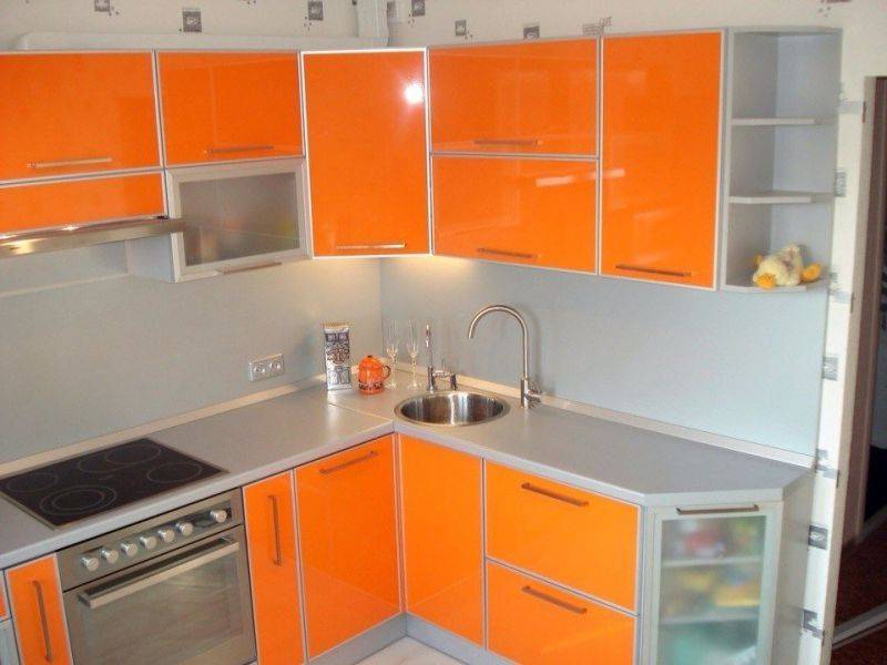 угловая кухня в алюминиевой рамке в Нижневартовске