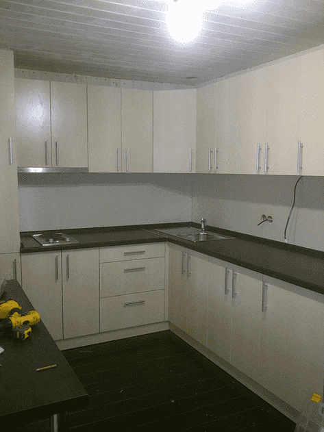 угловая кухня светлая в Нижневартовске