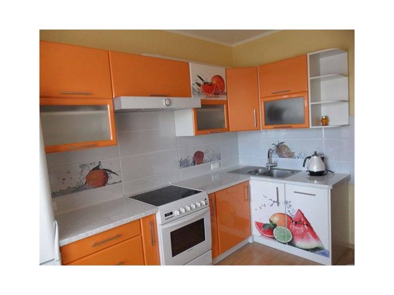 яркая угловая кухня с фотопечатью в Нижневартовске