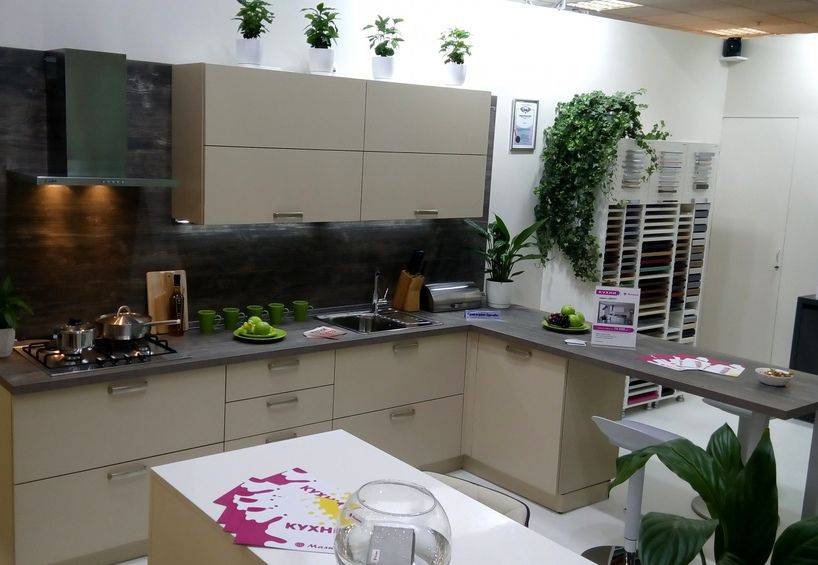 угловая кухня со шпоном ясеня в Нижневартовске