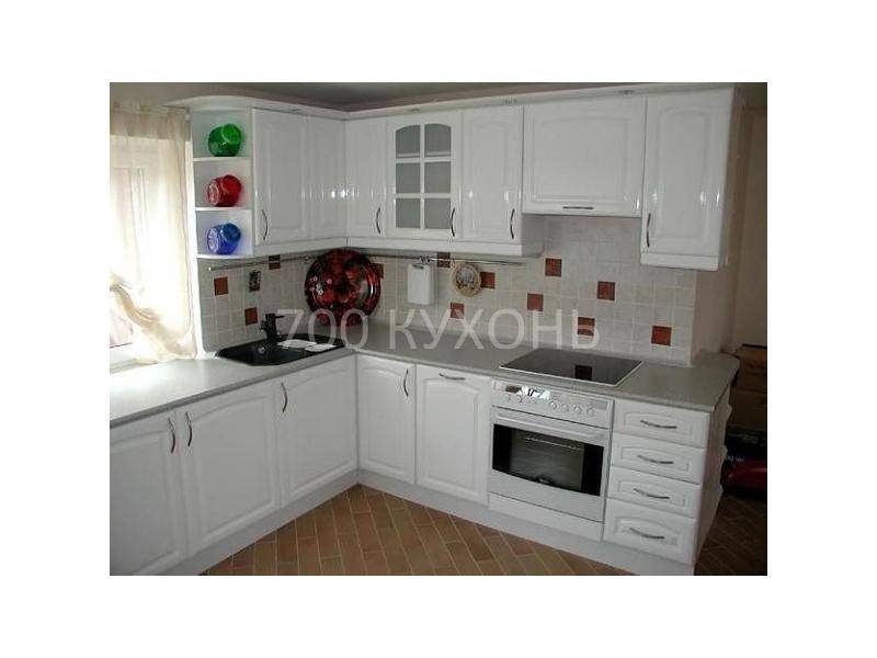 простая белая кухня в Нижневартовске