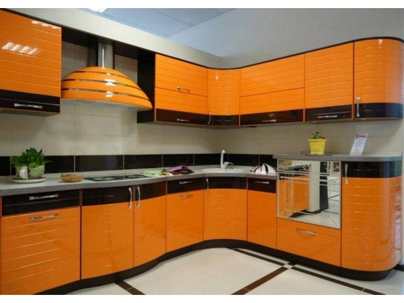 угловая оранжевая кухня в Нижневартовске