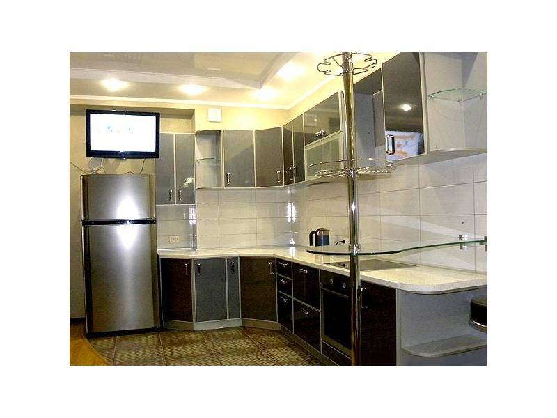 кухня из пластика с барной стойкой в Нижневартовске