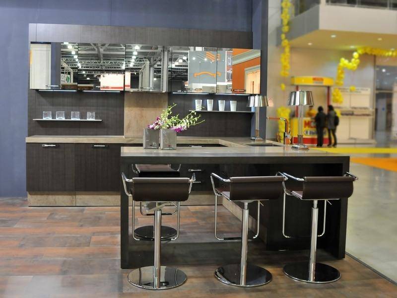 кухня с зеркальными фасадами quadra в Нижневартовске