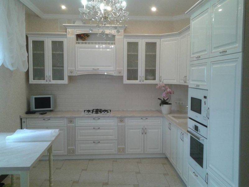 белая глянцевая кухня в Нижневартовске