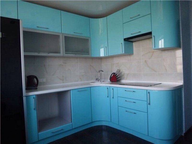 голубая кухня с гнутыми фасадами в Нижневартовске