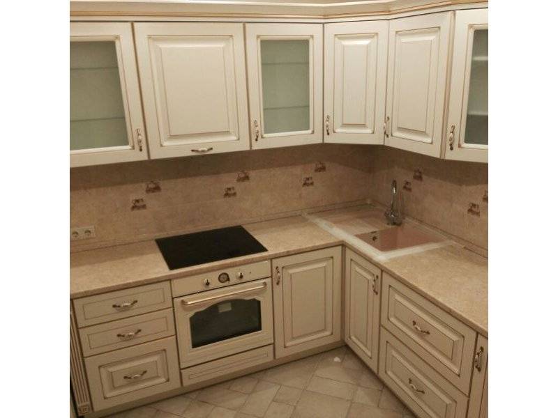 классическая кухня с патинированными фасадами мебельяр в Нижневартовске