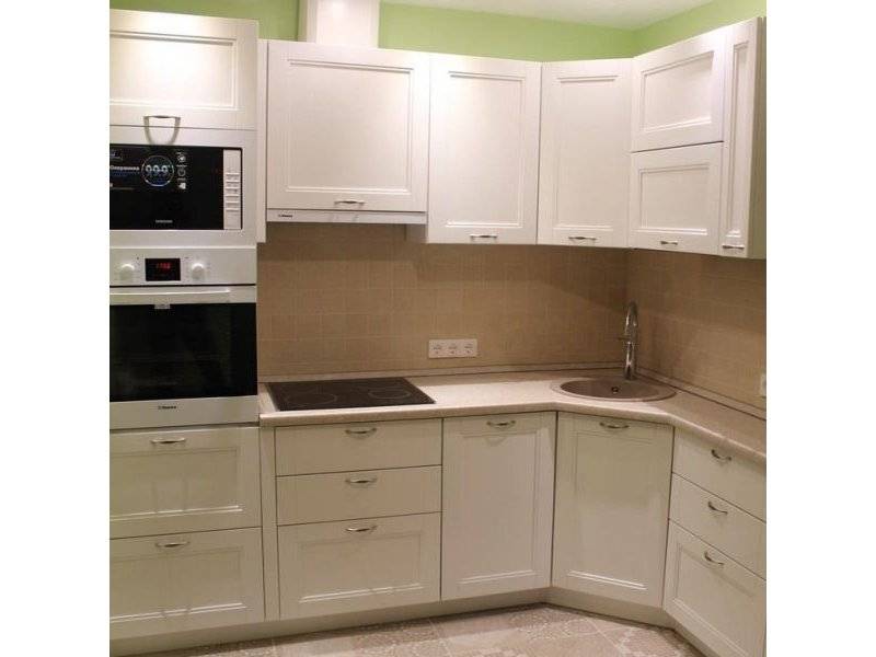 небольшая угловая кухня в Нижневартовске