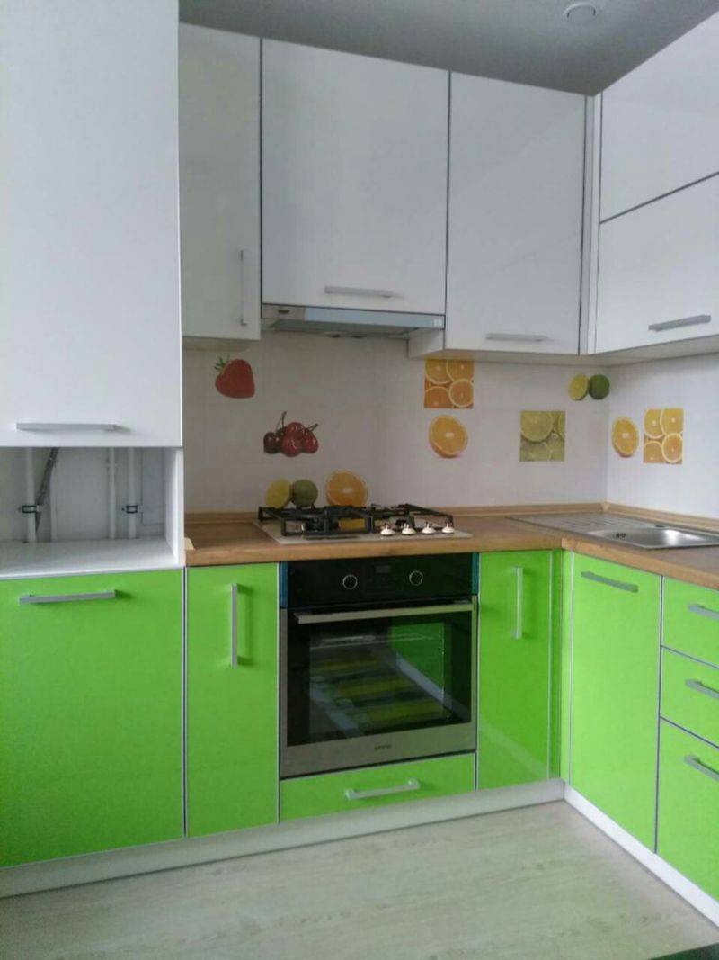 небольшая угловая кухня в Нижневартовске