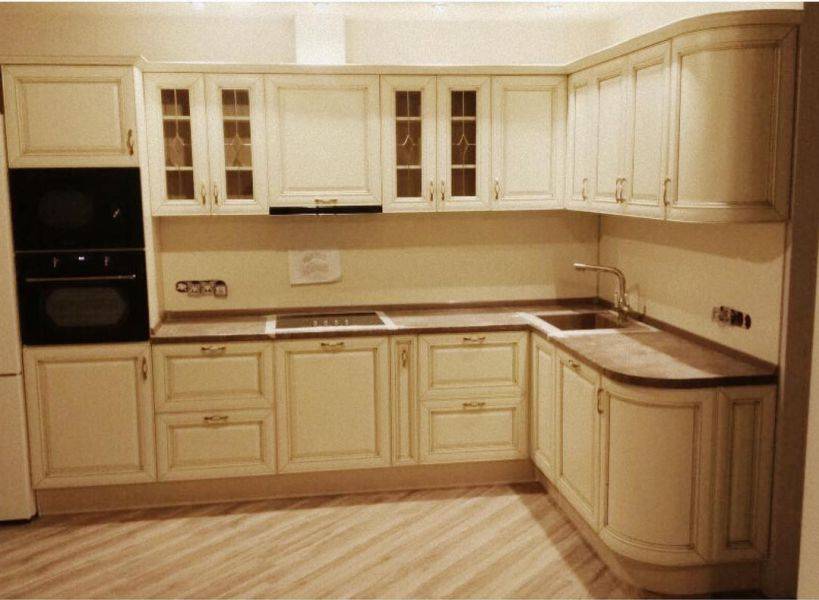 светлая кухня из массива дерева в Нижневартовске