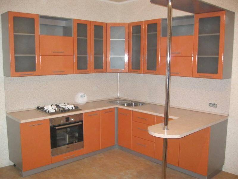 угловая кухня с барной стойкой в Нижневартовске