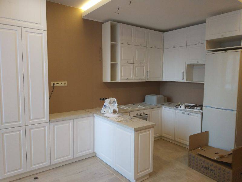 угловая белая кухня в Нижневартовске