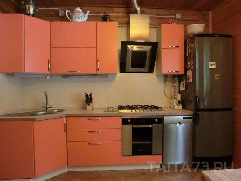 угловая кухня с матовыми фасадами в Нижневартовске