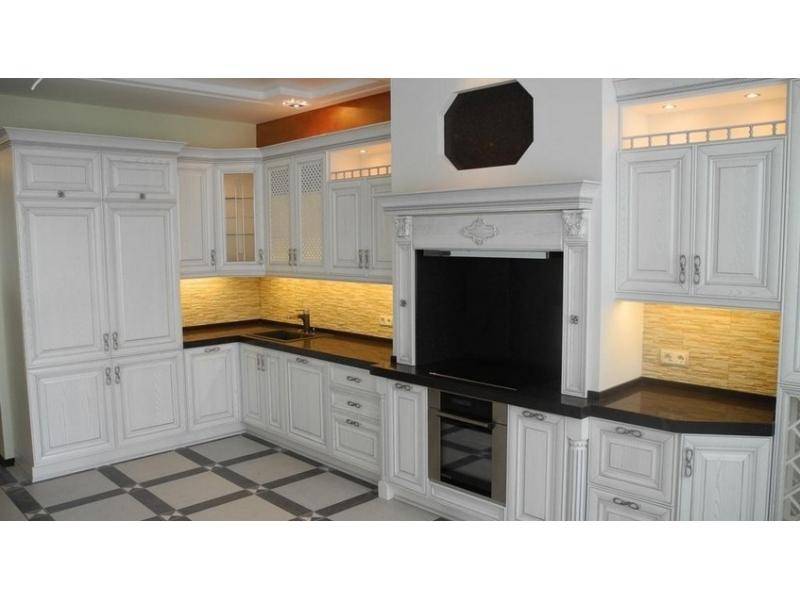 вместительная кухня в белом цвете в Нижневартовске