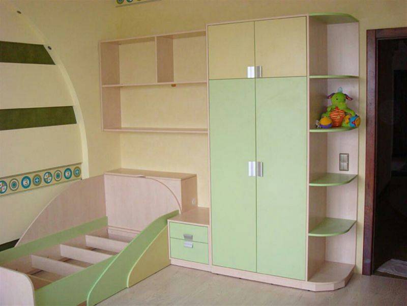 детская кровать и шкаф в Нижневартовске