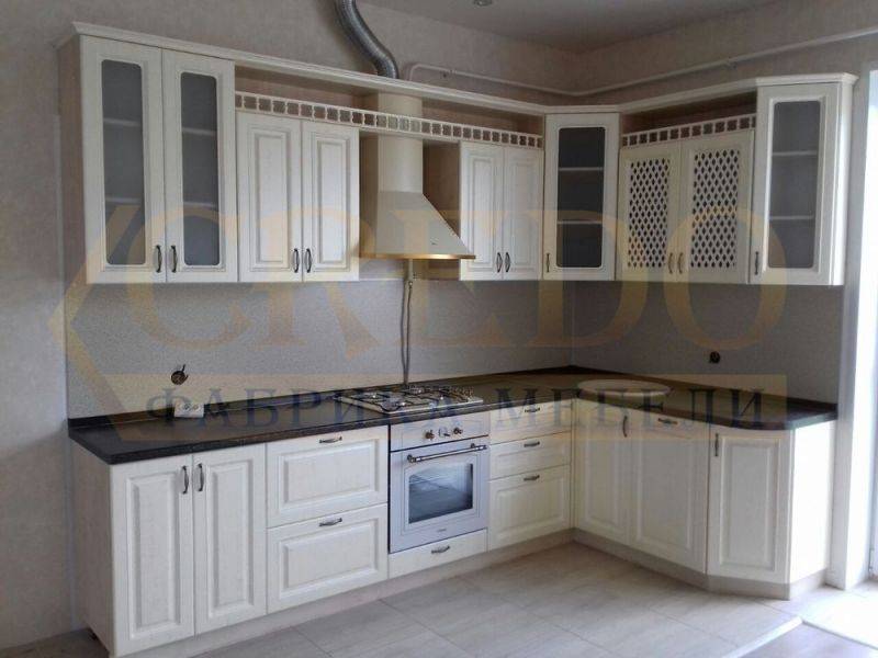 угловая кухня в классическом стиле в Нижневартовске