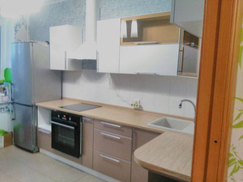 светлая угловая кухня в Нижневартовске