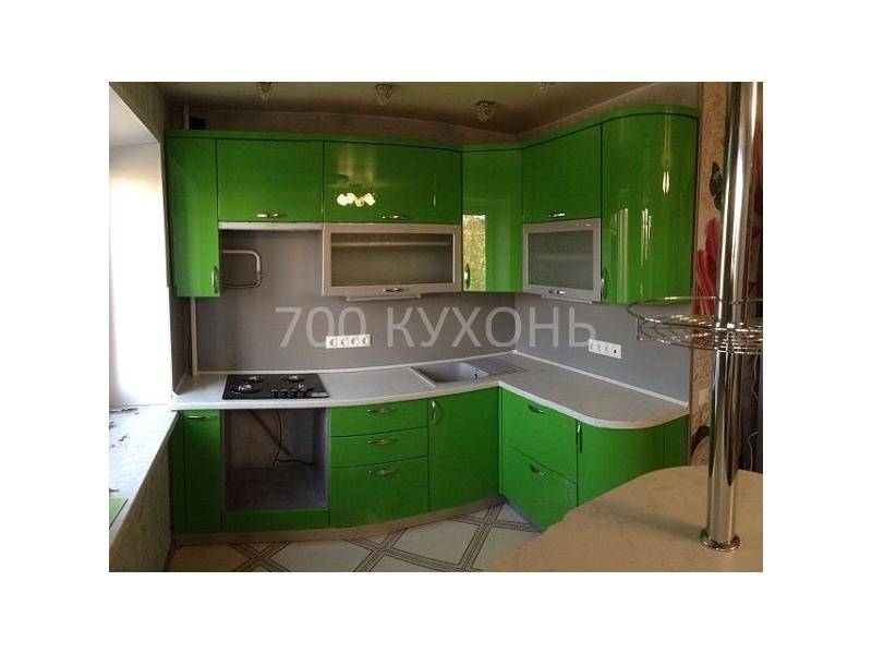 яркая зеленая угловая кухня в Нижневартовске