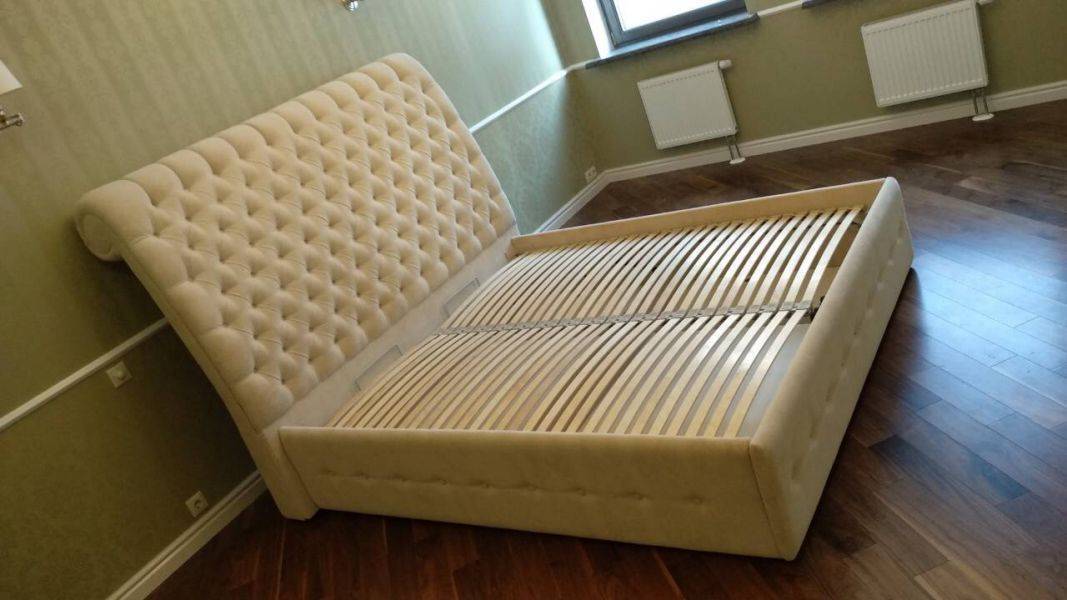 светлая кровать с каретной стяжкой в Нижневартовске