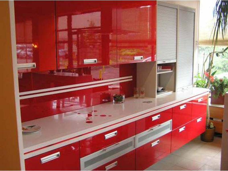 красная прямая кухня в Нижневартовске