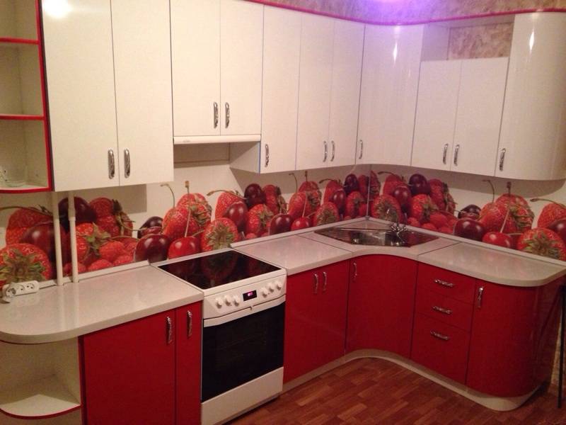 красно-белая угловая кухня в Нижневартовске