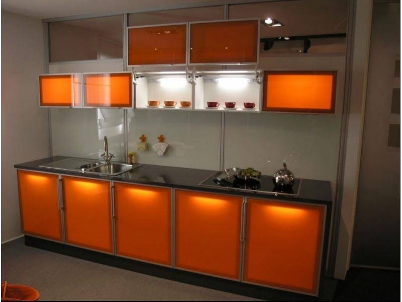 оранжевый кухонный гарнитур с подсветкой в Нижневартовске