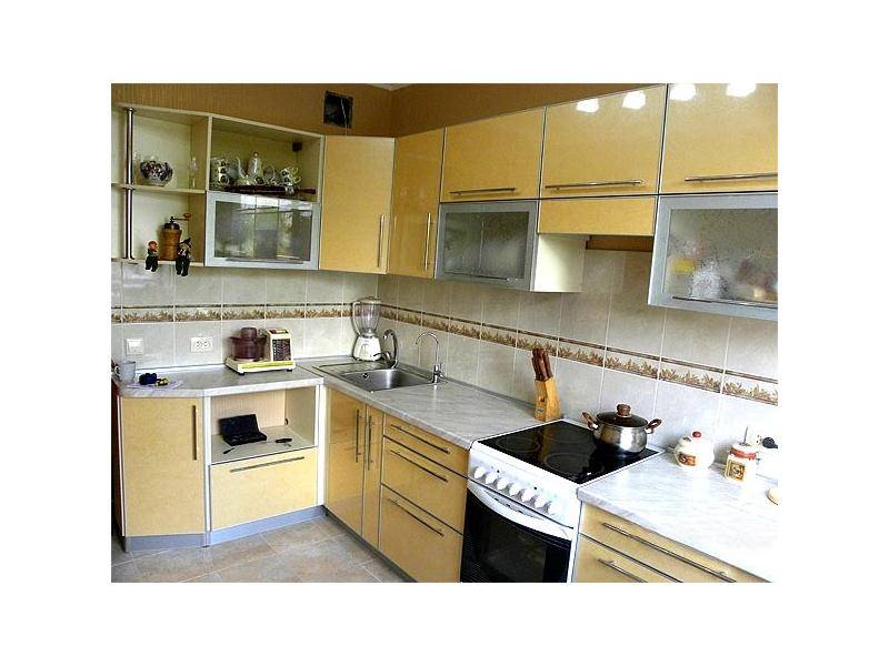 большая угловая бежевая кухня в Нижневартовске