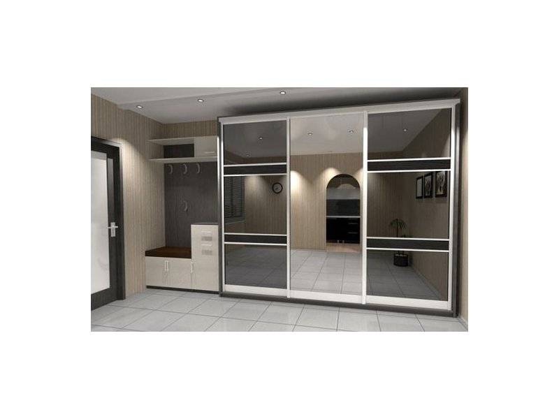 большая прихожая со шкафом-купе в Нижневартовске