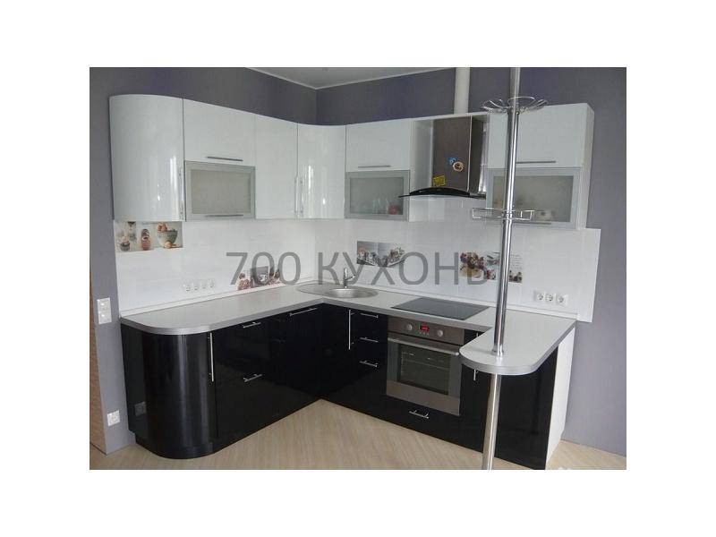 черно-белая глянцевая кухня в Нижневартовске