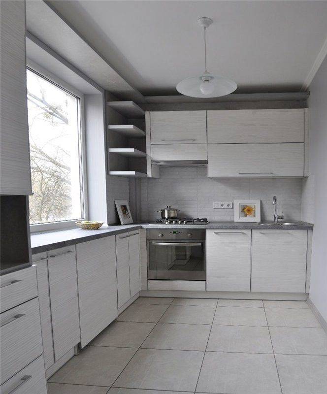 вместительная белая кухня с окном в Нижневартовске