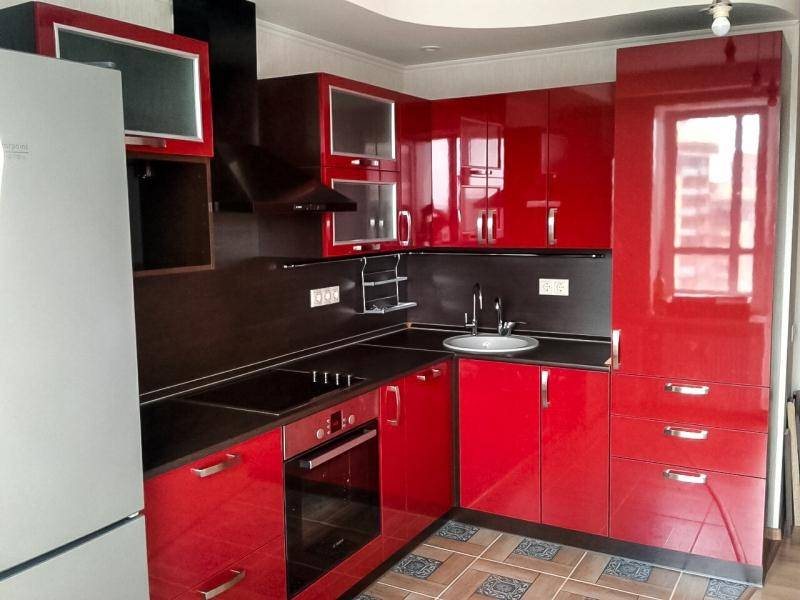 красная угловая кухня в Нижневартовске
