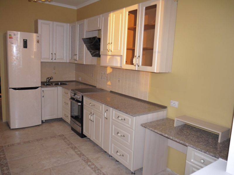 светлая угловая кухня в Нижневартовске