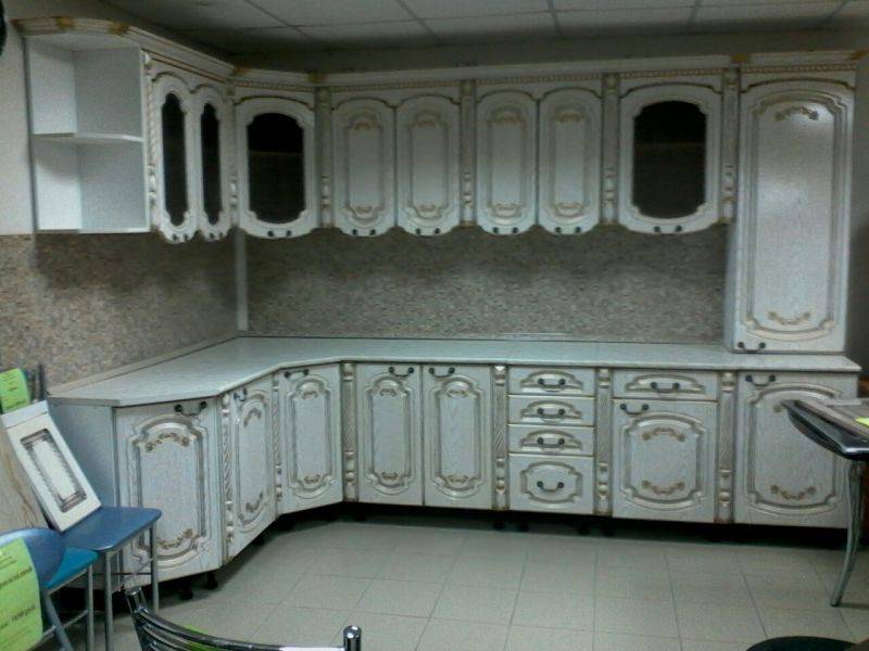 угловая кухня в классическом стиле в Нижневартовске