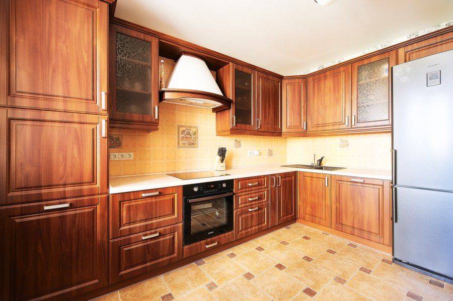 угловая кухня из массива в Нижневартовске