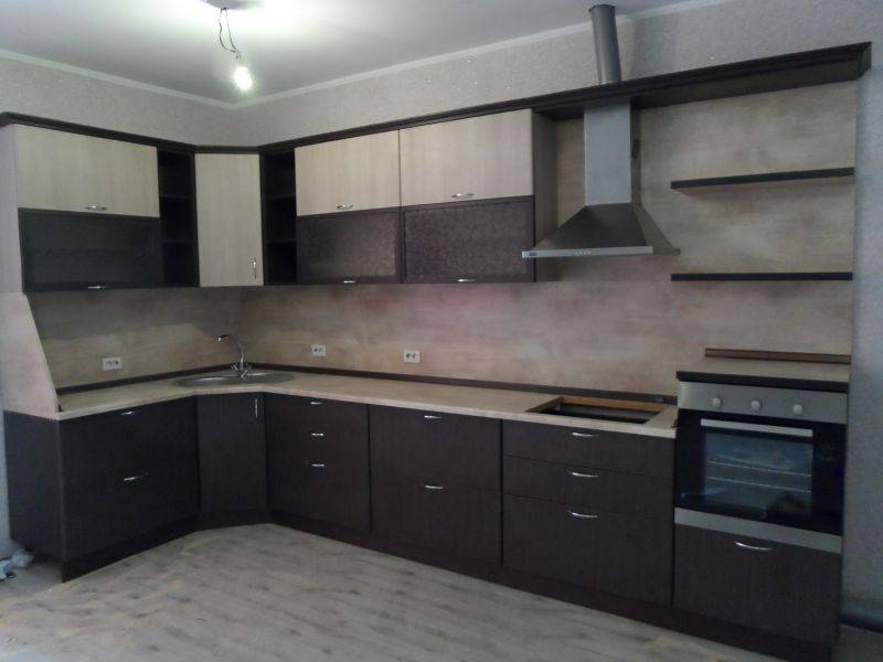 угловая коричневая кухня в Нижневартовске