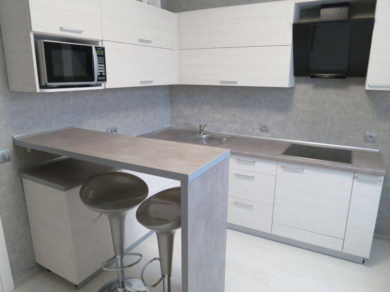 угловая кухня с барной стойкой гасиенда белая в Нижневартовске