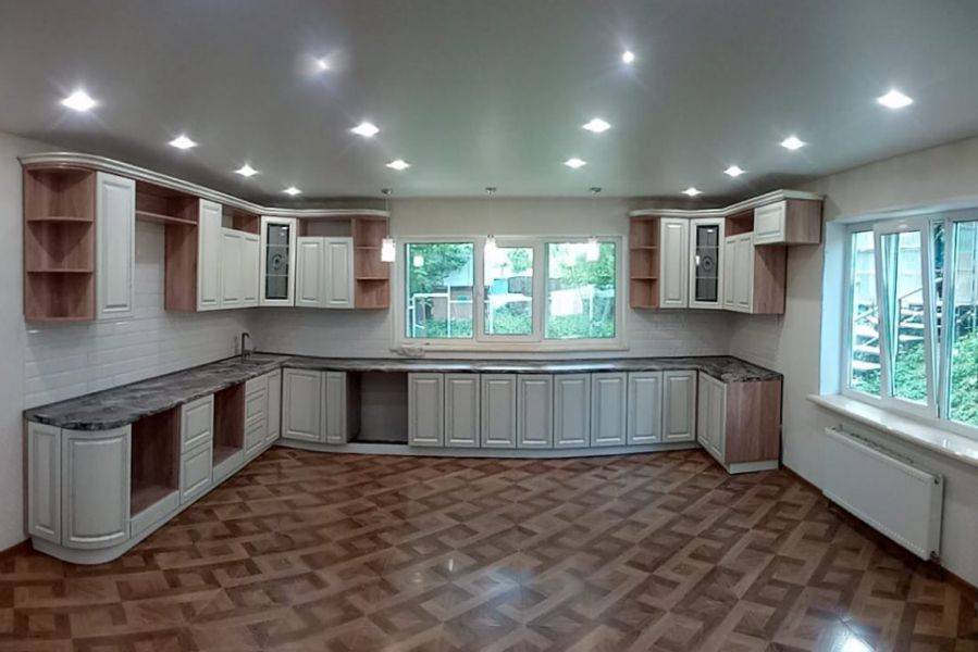 большая угловая кухня в Нижневартовске