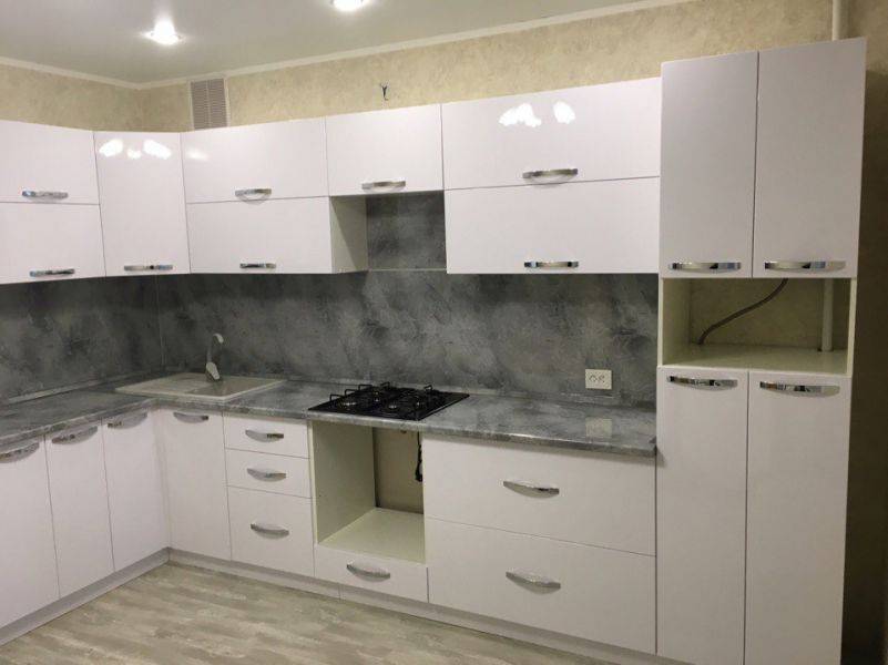 угловая белая кухня в Нижневартовске